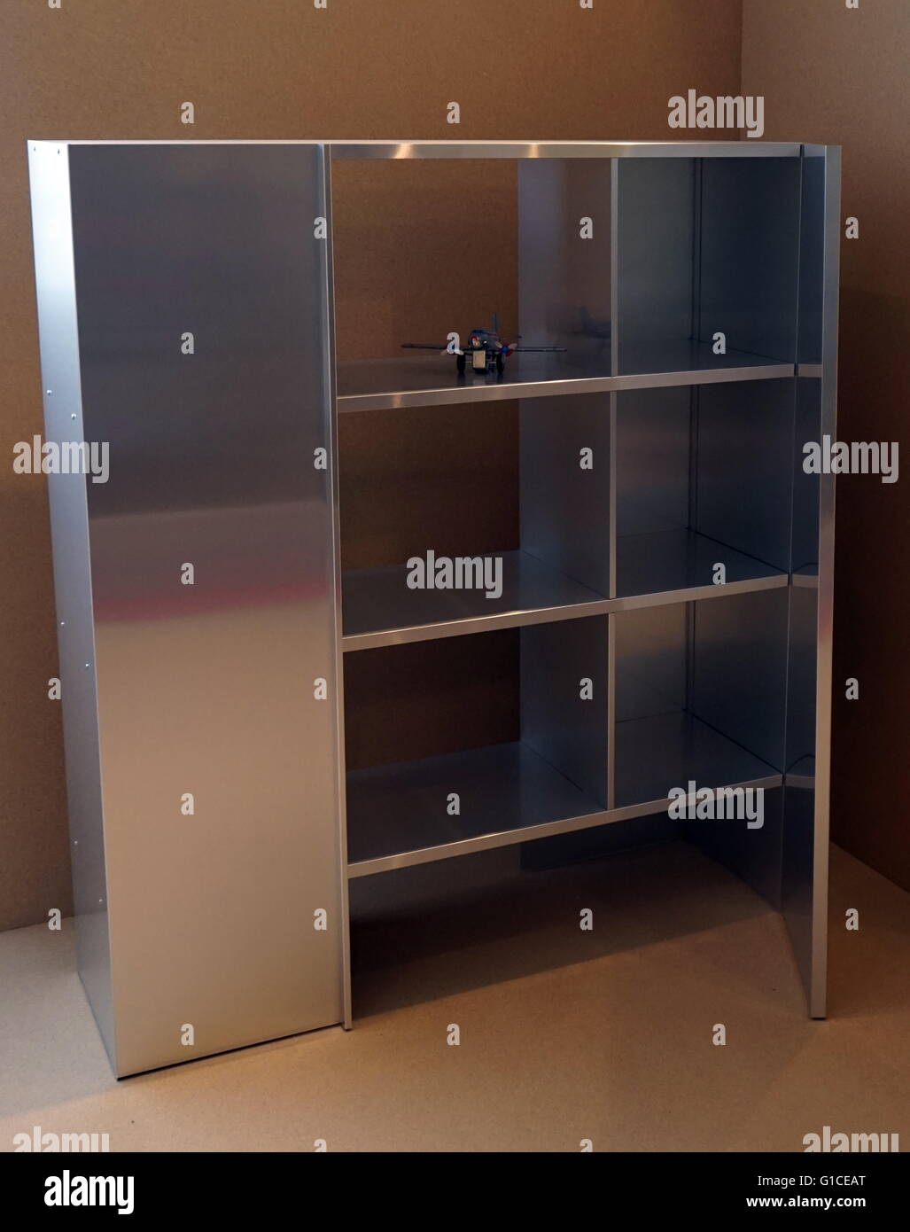 Unité d'Interstate-Storage, conçu pour être adaptable, d'un display cabinet d'étagère. Datée 2015 Banque D'Images
