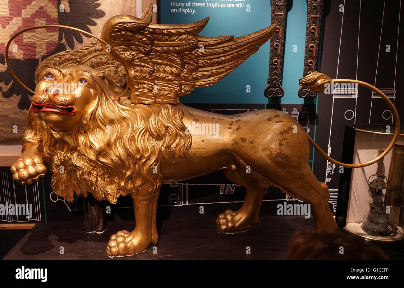 Statue dorée d'un lion ailé avec un halo qui représente le St Marc l'Évangéliste. En date du 19e siècle Banque D'Images Statue dorée d'un lion ailé avec un halo qui représente le St Marc l'Évangéliste. En date du 19e siècle Banque D'Images
