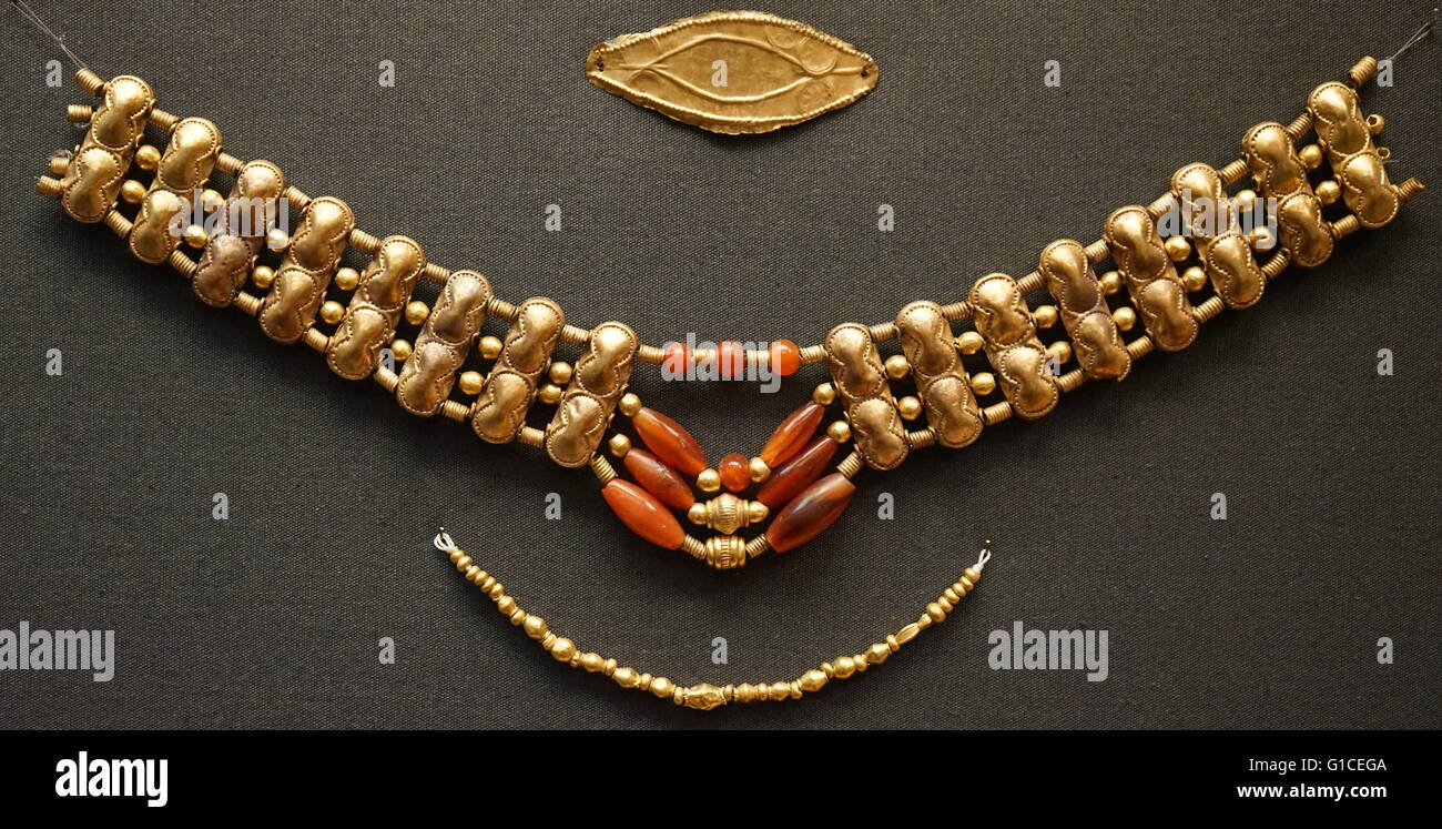 L'or et Cornaline collier, avec des perles globulaires reliant certaines des perles en cornaline. Banque D'Images