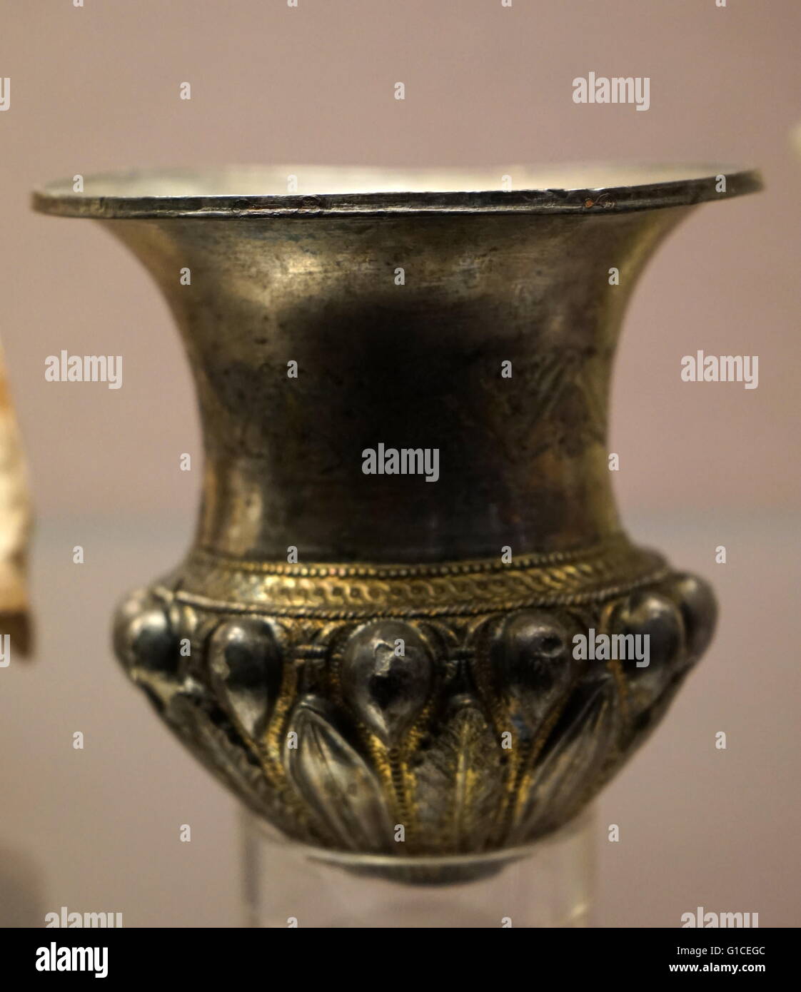 Argent doré en forme de cloche, bécher, décorée avec des pétales de fleur de lotus incurvé et patrons. D'Ithaque, en Grèce. En date du 250 AV. Banque D'Images