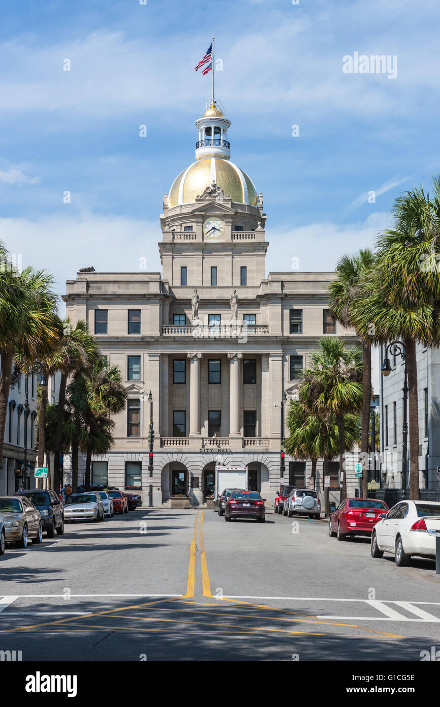 Une vue sur le dôme d'or historique à l'Hôtel de ville jusqu'Bull Street à Savannah, Géorgie. Banque D'Images