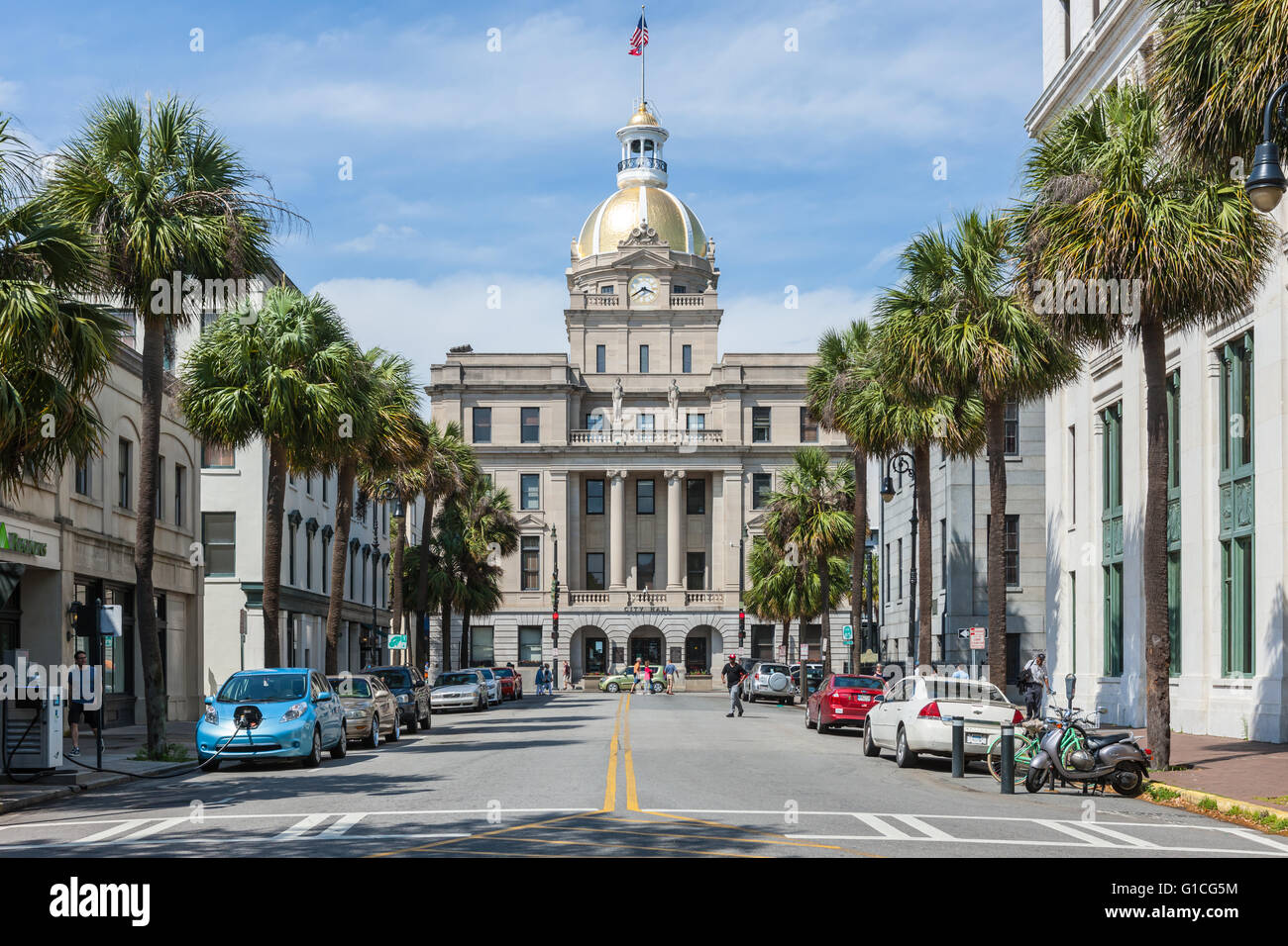 Une vue sur le dôme d'or historique à l'Hôtel de ville jusqu'Bull Street à Savannah, Géorgie. Banque D'Images