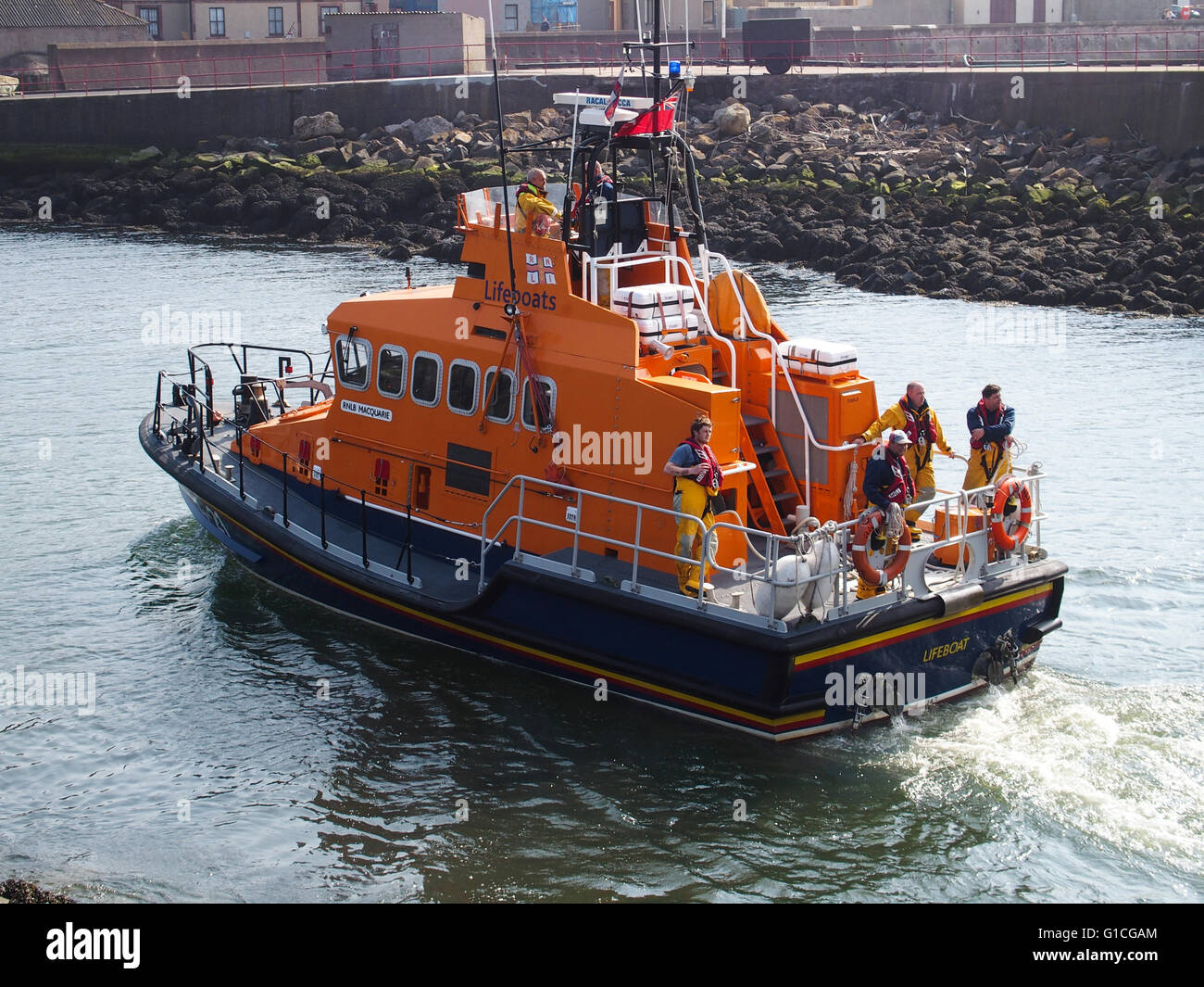 Lifeboat entrant dans le port de Eyemouth Banque D'Images