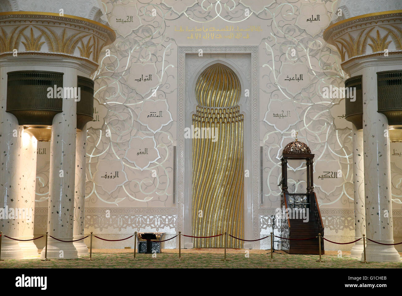 Grande salle de prière. Grande Mosquée de Sheikh Zayed, à Abu Dhabi. Et Minbar Mihrab. Emirats Arabes Unis. Banque D'Images