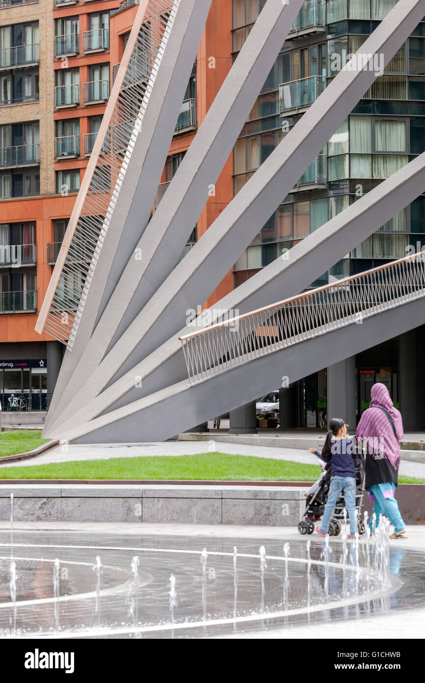 Jardin paysagé avec bord de l'eau semi-soulevées passerelle et vacances les façades. Passerelle Merchant Square, Londres, Royaume-Uni. Architecte : Knight Architects Limited, 2014. Banque D'Images