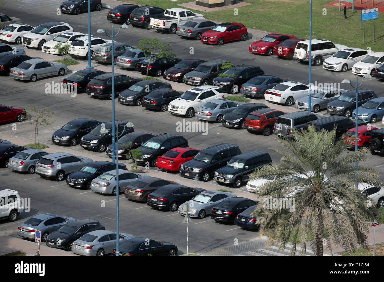 Vue aérienne de voitures en stationnement en parking. Emirats Arabes Unis. Banque D'Images