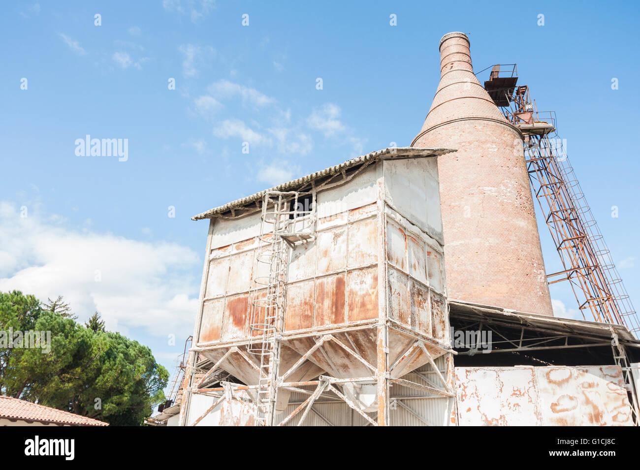 Ancien système avec fourneau et silos, pour la production de chaux. Banque D'Images