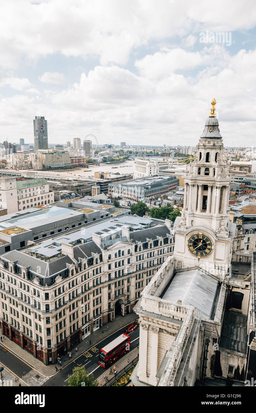 Londres, Royaume-Uni - 21 août 2015 : Vue aérienne de Londres à partir de la coupole de l'église St Paul un jour nuageux. Banque D'Images