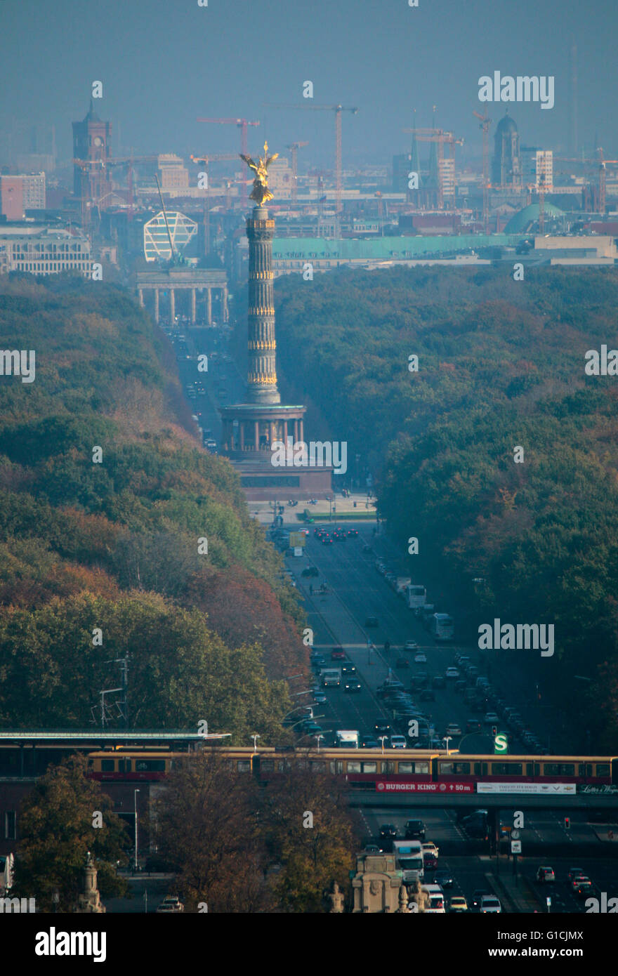 Skyline sie von Berlin mit dem Roten Rathaus, Brandenburger Tor, Siegessaeule und dem Tiergarten, Berlin. Banque D'Images