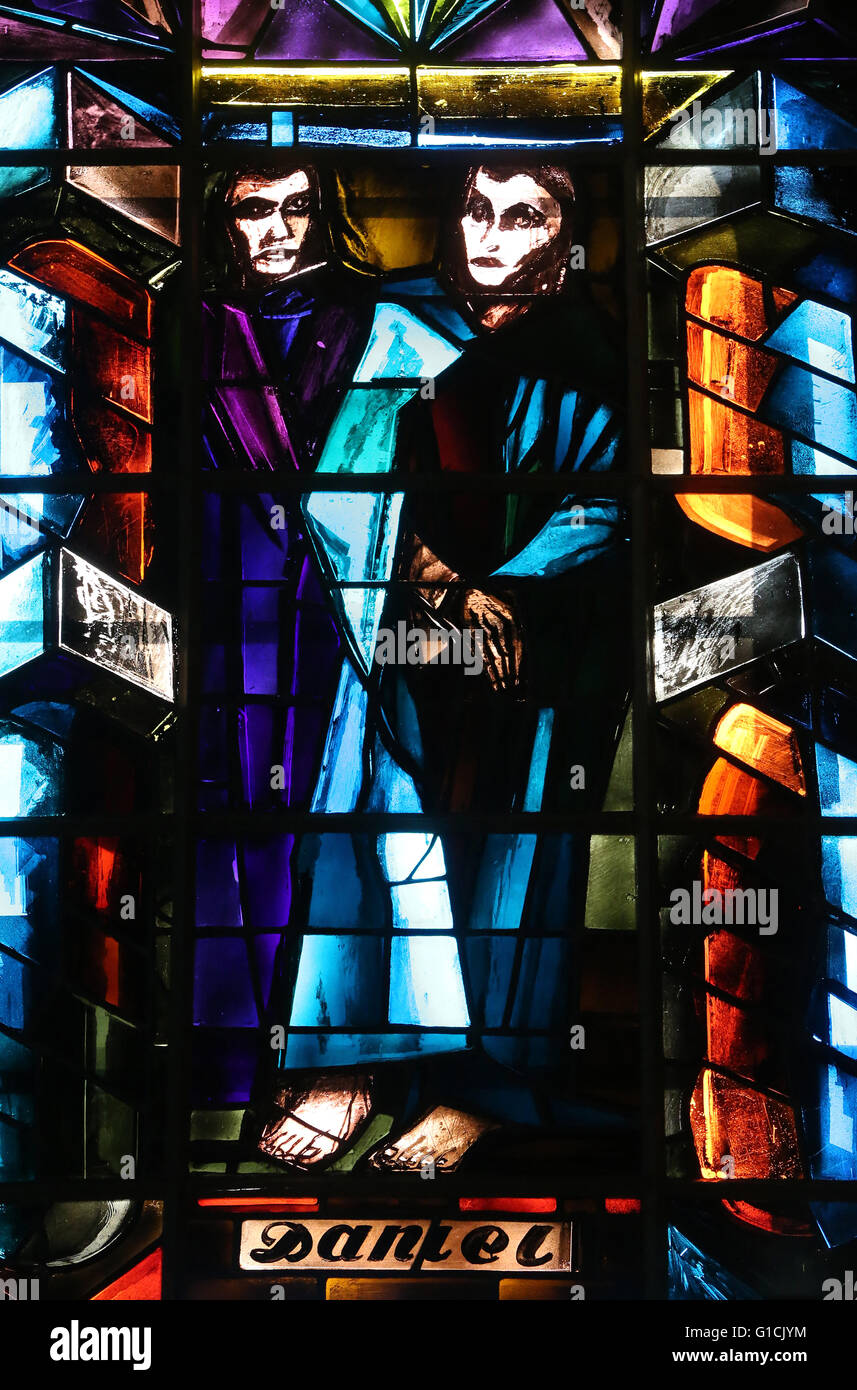 L'église de Saint Sigismond. Vitrail par Marcel Poncet. Le prophète Daniel. Saint-Maurice. La Suisse. Banque D'Images