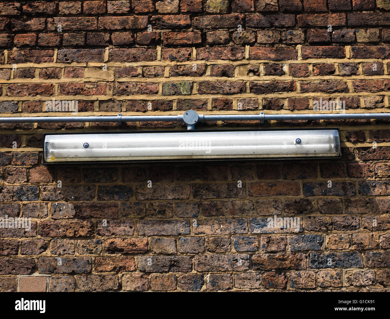 Street light fixé sur un mur de briques Banque D'Images