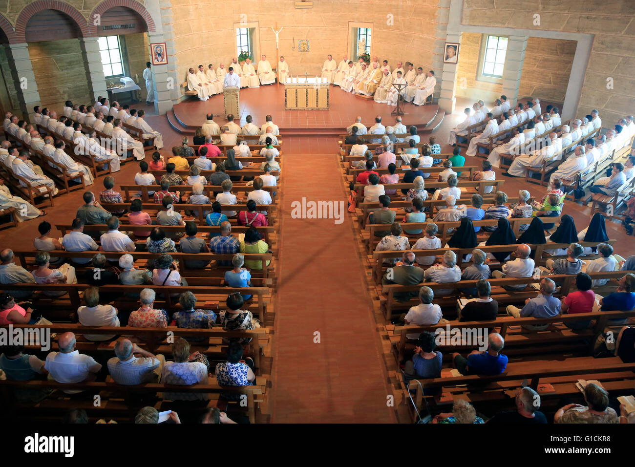 Ars-sur-Fromans. Sanctuary-Shrine de Jean-Marie Vianney (le curé d'Ars). Messe catholique. La France. Banque D'Images