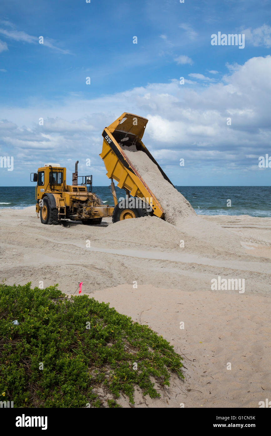 Fort Lauderdale, Floride - Le sable est ajouté à l'Océan Atlantique de la mer dans le cadre d'un projet de restauration de la plage. Banque D'Images Fort Lauderdale, Floride - Le sable est ajouté à l'Océan Atlantique de la mer dans le cadre d'un projet de restauration de la plage. Banque D'Images