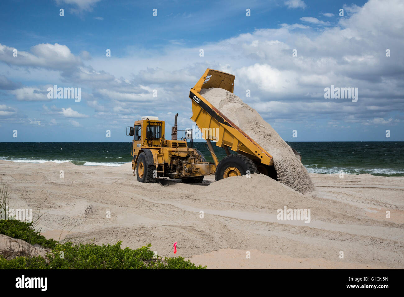 Fort Lauderdale, Floride - Le sable est ajouté à l'Océan Atlantique de la mer dans le cadre d'un projet de restauration de la plage. Banque D'Images Fort Lauderdale, Floride - Le sable est ajouté à l'Océan Atlantique de la mer dans le cadre d'un projet de restauration de la plage. Banque D'Images