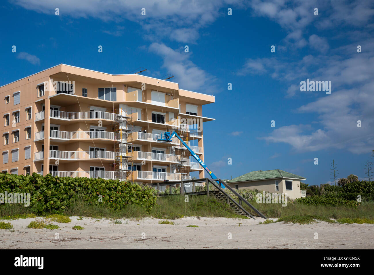 Indialantic, Floride - Un immeuble en copropriété en construction sur une île-barrière de la Floride. Banque D'Images