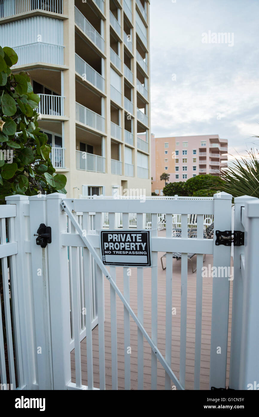 Indialantic, Floride - une propriété privée signe sur un immeuble en copropriété sur une île-barrière de la Floride. Banque D'Images