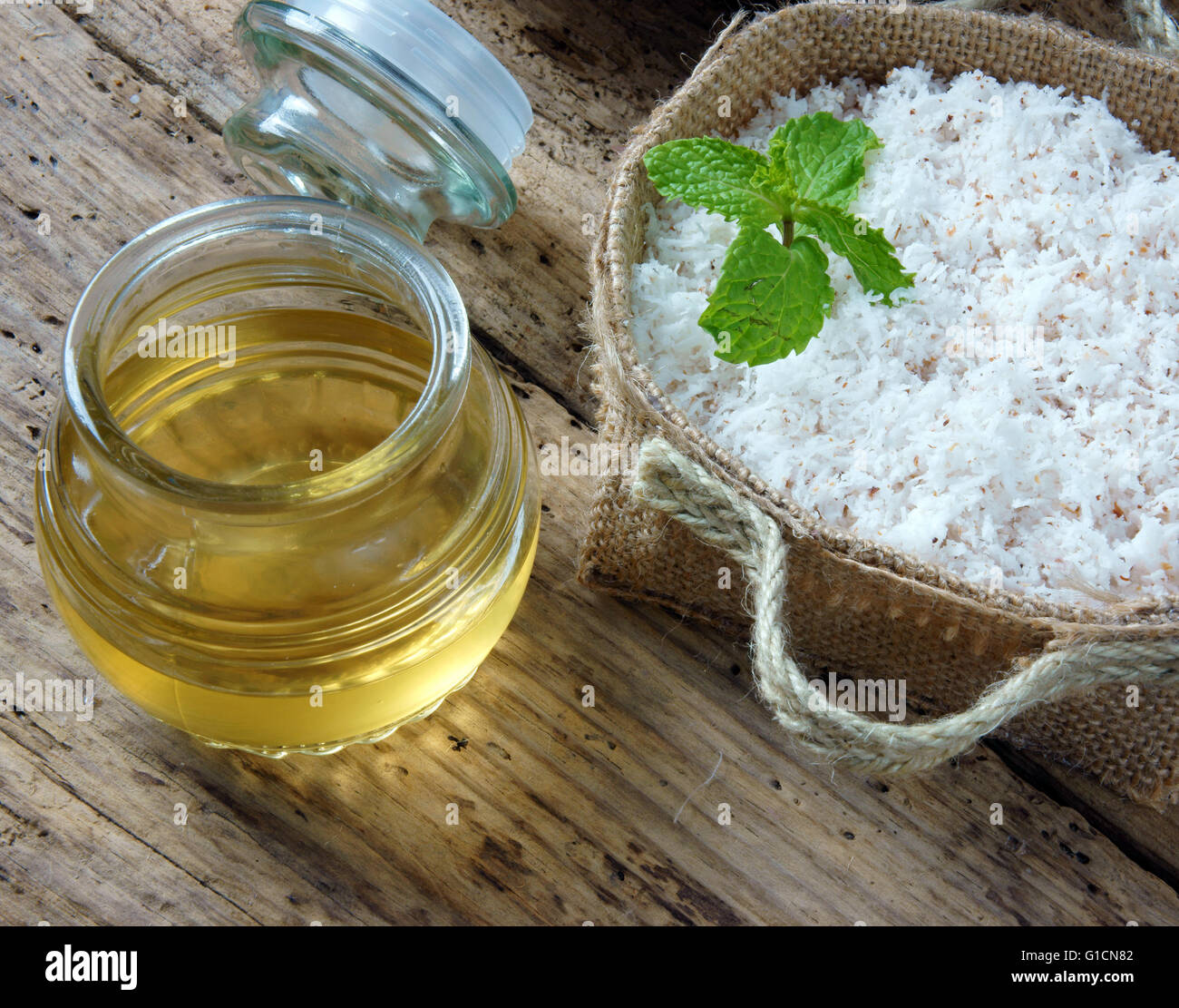 L'huile de coco, huile essentielle de la nature, un soins de la peau qu'un coffre-fort, riche, l'utilisation en vintamin massage au spa, sur des cosmétiques bio Banque D'Images