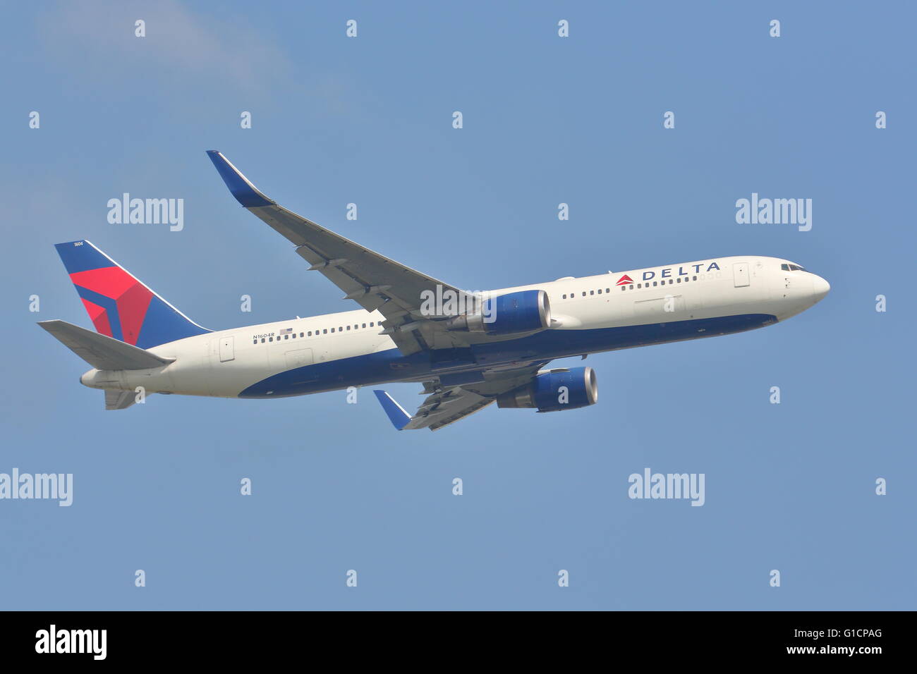 Delta Air Lines Boeing 767-300ER N1604R, au départ de l'aéroport Heathrow de Londres, UK Banque D'Images