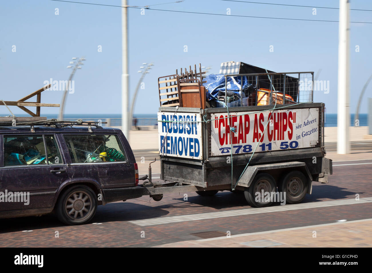 « les déchets de voiture et de remorque ont été retirés. « bon marché comme puces »   élimination des ordures domestiques, recyclage de la collection de la malbouffe avec une remorque et l'ancienne propriété Volvo , Blackpool, Lancashire, Royaume-Uni Banque D'Images