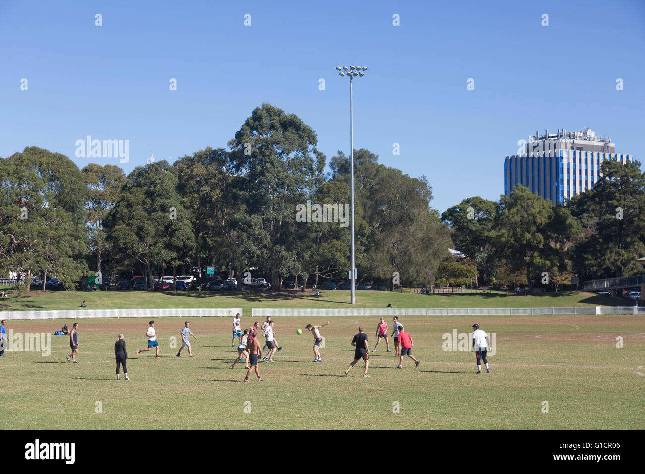 Sydney sports oval dans St leonards avec un groupe d'hommes et de femmes jouant au football de football, Australie Banque D'Images