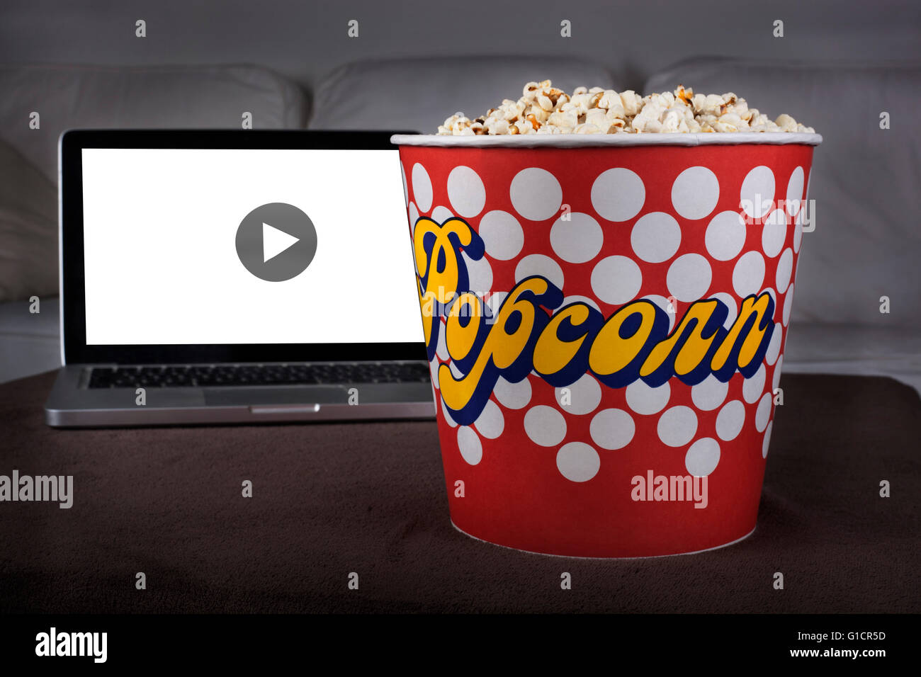 Film en ligne avec le pop-corn à la maison Banque D'Images