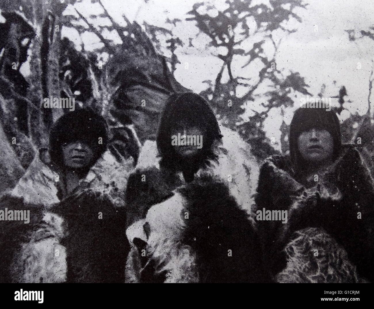 Le Yagan ; aussi appelé Yaganes ; Yahgan ; Yámana ; peuples autochtones du cône Sud, qui sont considérés comme les peuples les plus au sud du monde. Tierra del Fuego 1920 Banque D'Images
