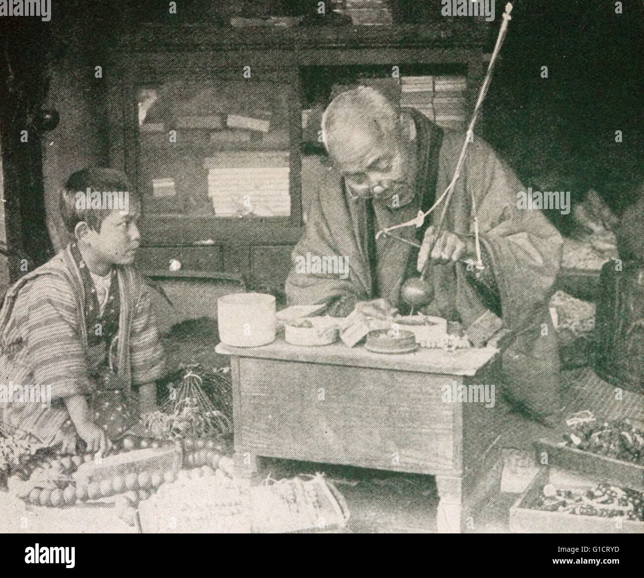 Artisan traditionnel japonais vu par son petit-fils Banque D'Images