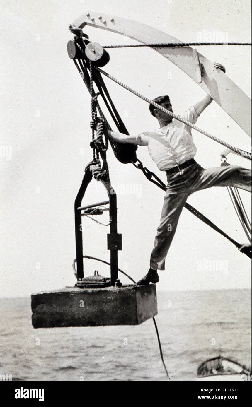 Géologue marin sur une enquête ; la plantation d'un hydrophone d'ancrage avec le câble branché. L'hydrophone ramassait son d'une explosion sous-marine faite homme. Geodetic Survey ; Cape Blanco zone ; Oregon ; USA 1924 Banque D'Images