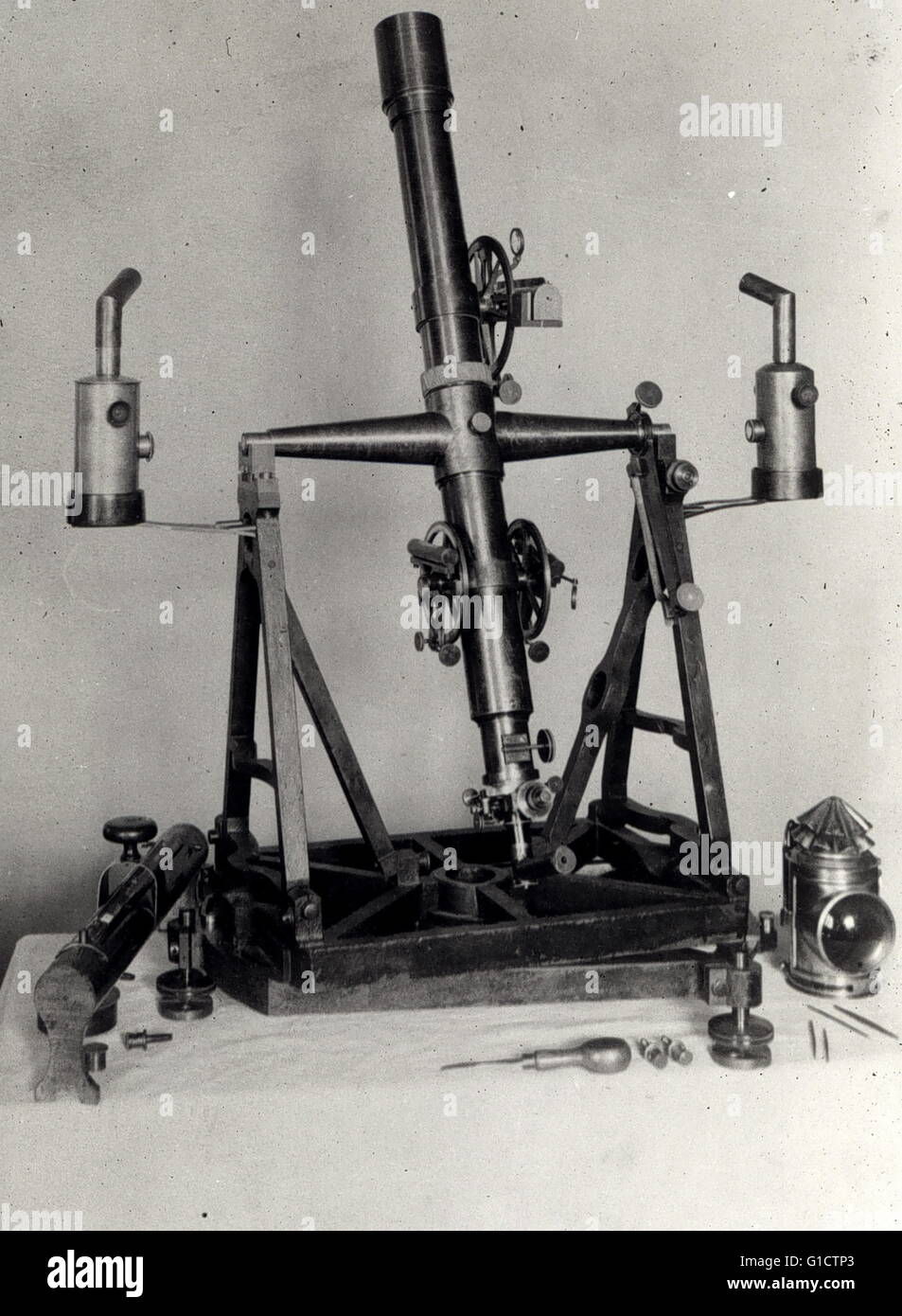 Télescope méridien géodésique de 1890. L'astronome meridian utilise un télescope spécial appelé un cercle de transit Banque D'Images