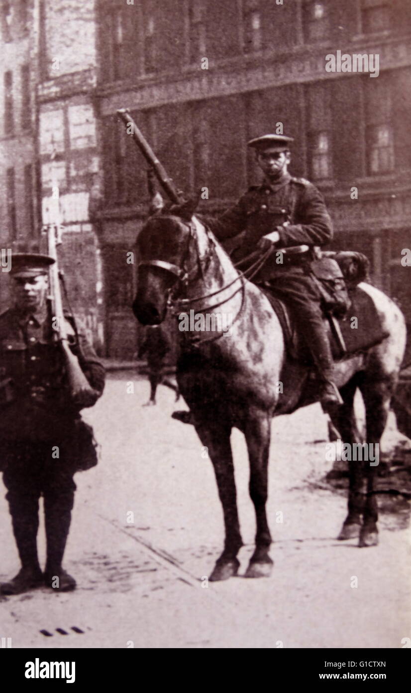 Soldat monté sur la garde côtière canadienne à Dublin ; durant l'Insurrection de Pâques ; une insurrection en Irlande au cours de la semaine de Pâques, 1916. L'augmentation a été monté par les républicains irlandais pour mettre fin à la domination britannique en Irlande et établir une République irlandaise indépendante Banque D'Images