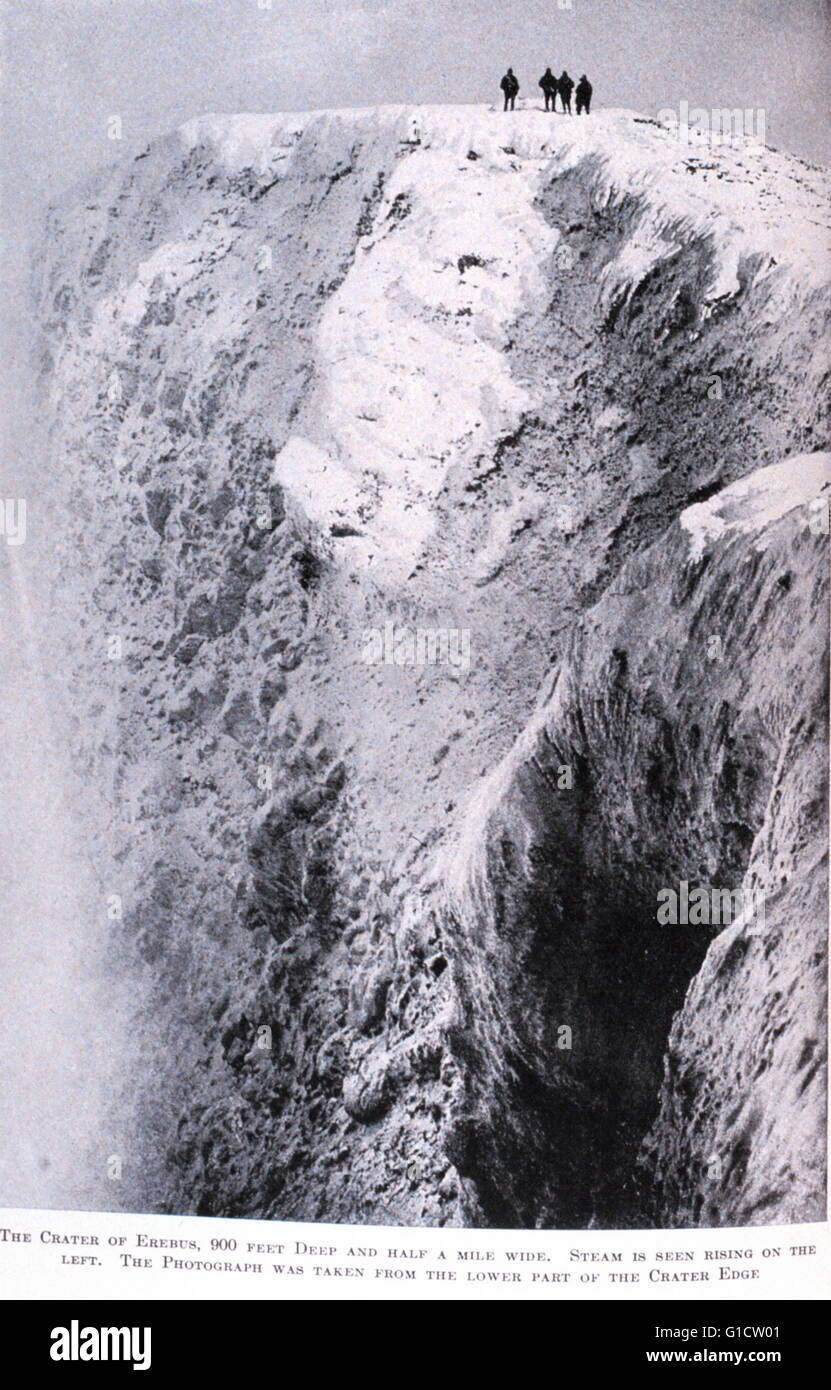 Le cratère d'Erebus, 900 pieds de profondeur et d'un demi-mille de large.'' dans 'le coeur de l'Antarctique" par E. H. Shackleton, 1909 Banque D'Images