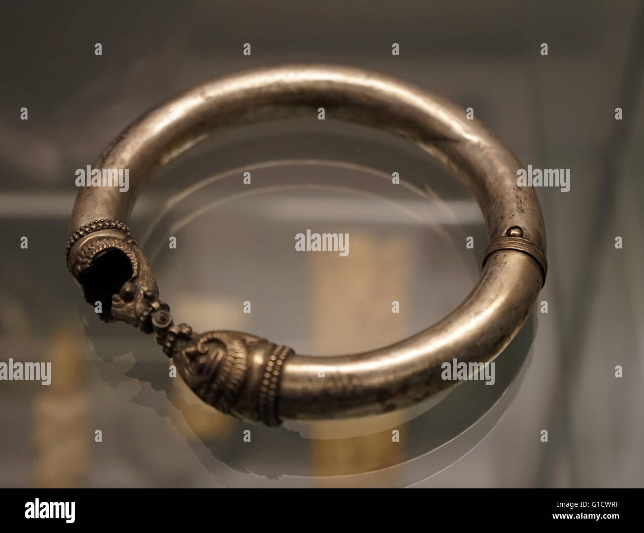 Brassard tubulaire avec ram head, de l'Iran. En date du 9e siècle Banque D'Images