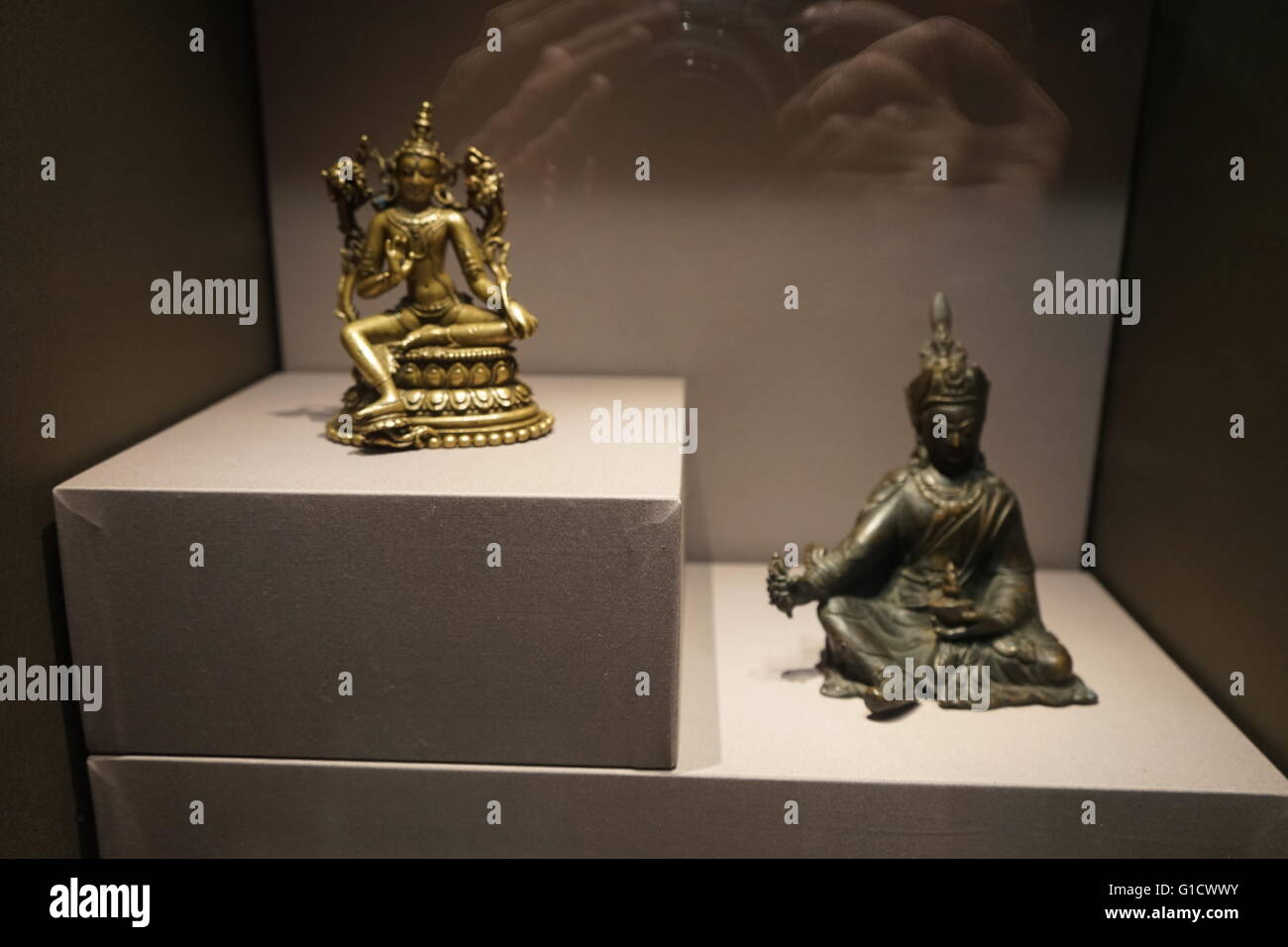 Les chiffres d'Avalokiteshvara assis en bronze, la manifestation terrestre de l'auto-né Bouddha Amitabha éternelle. En date du 12e siècle Banque D'Images