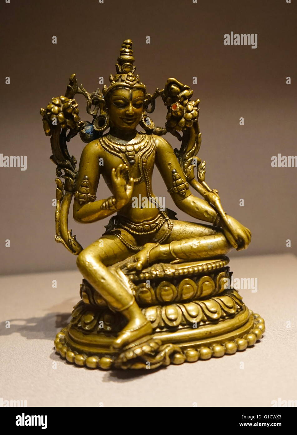 Les chiffres d'Avalokiteshvara assis en bronze, la manifestation terrestre de l'auto-né Bouddha Amitabha éternelle. En date du 12e siècle Banque D'Images