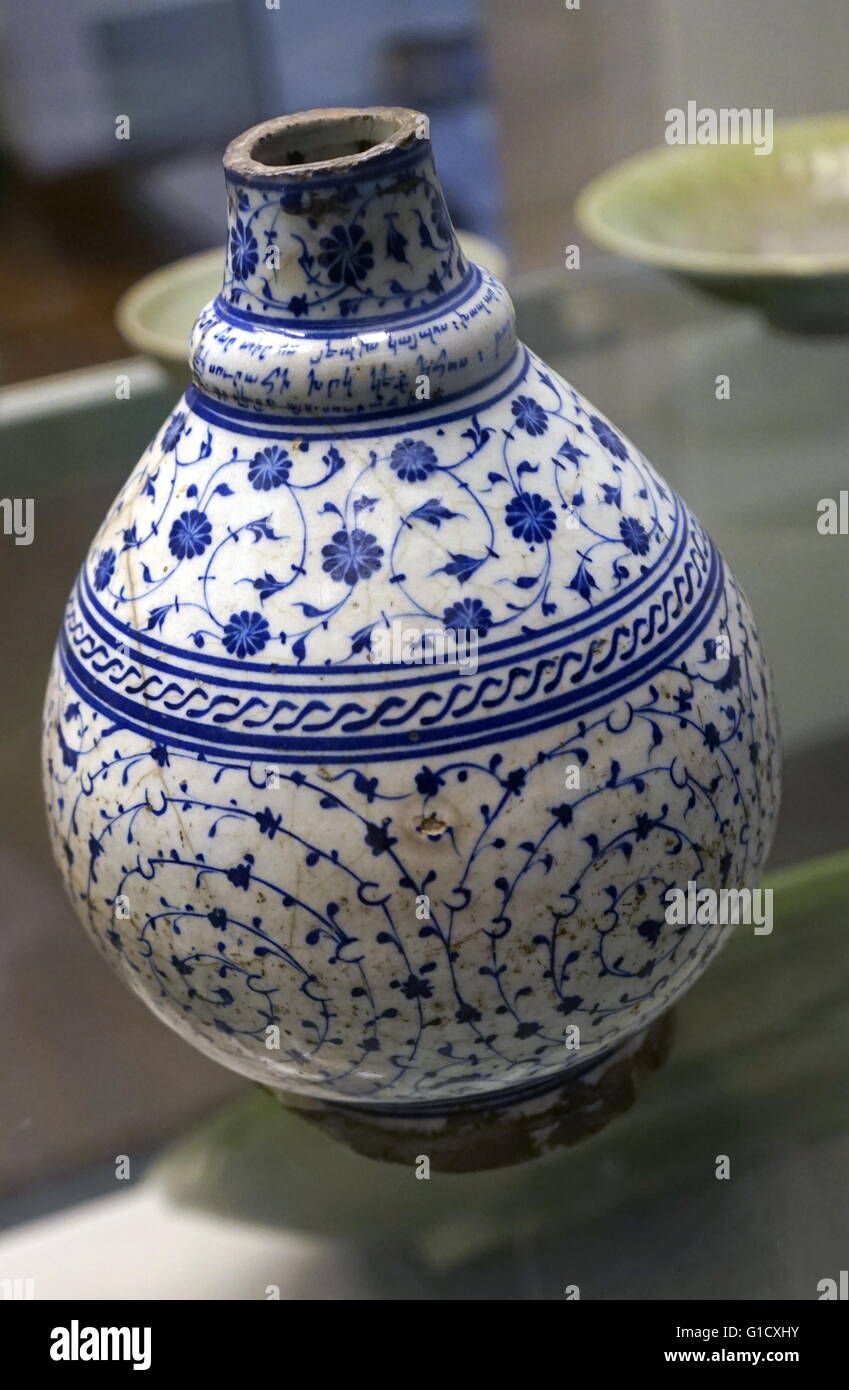 Réduire la bouteille avec du décor Iznik, Turquie. En date du 16e siècle Banque D'Images