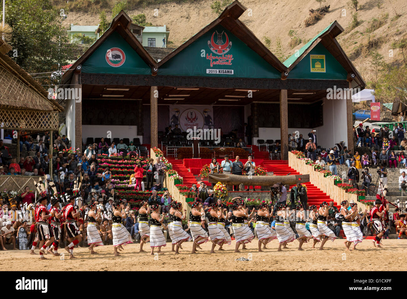 Performances au Festival 2015 Calao, Kisama, village du district de Kohima, Nagaland, Inde. Banque D'Images