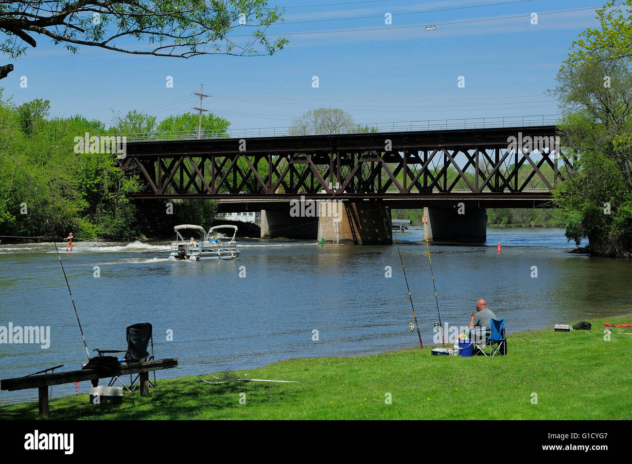 Railroad pont sur chevalets sur la Fox River, dans le Nord de l'Illinois. Pêche à l'homme de rive. Banque D'Images