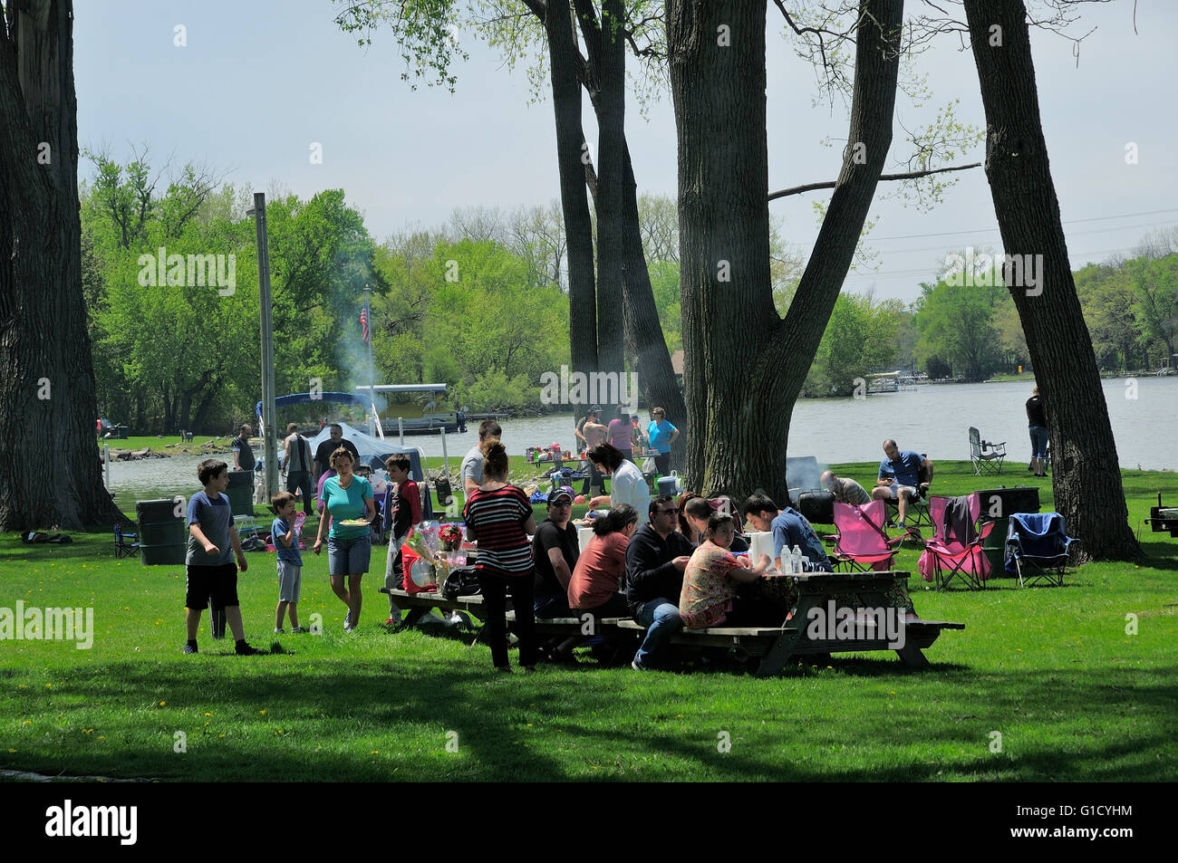 Groupe de personnes pique-niquant à Riverside Park. Banque D'Images