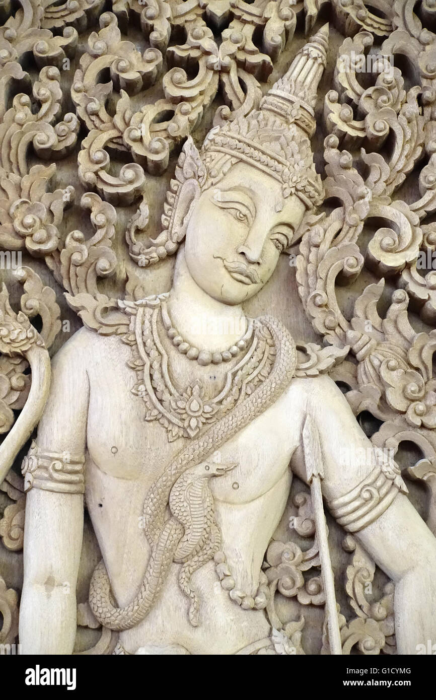 Sculpture d'un homme avec un serpent sur le corps. Wat Velouvanaram monastère Bouddhiste. Bussy Saint-Georges. La France. Banque D'Images