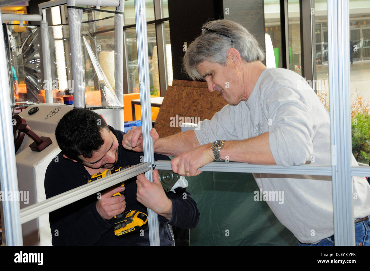 L'érection d'un travailleurs aide à la formation d'application de la loi (console centrale bateau mousse intérieur) à un congrès à Chicago Banque D'Images