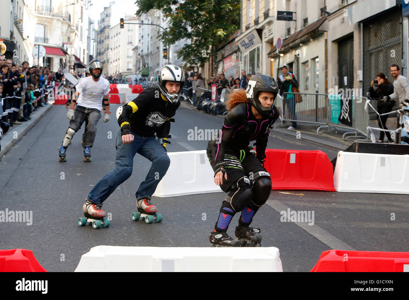 Compétition de patinage artistique sur la rue de Ménilmontant, Paris. La France. Banque D'Images