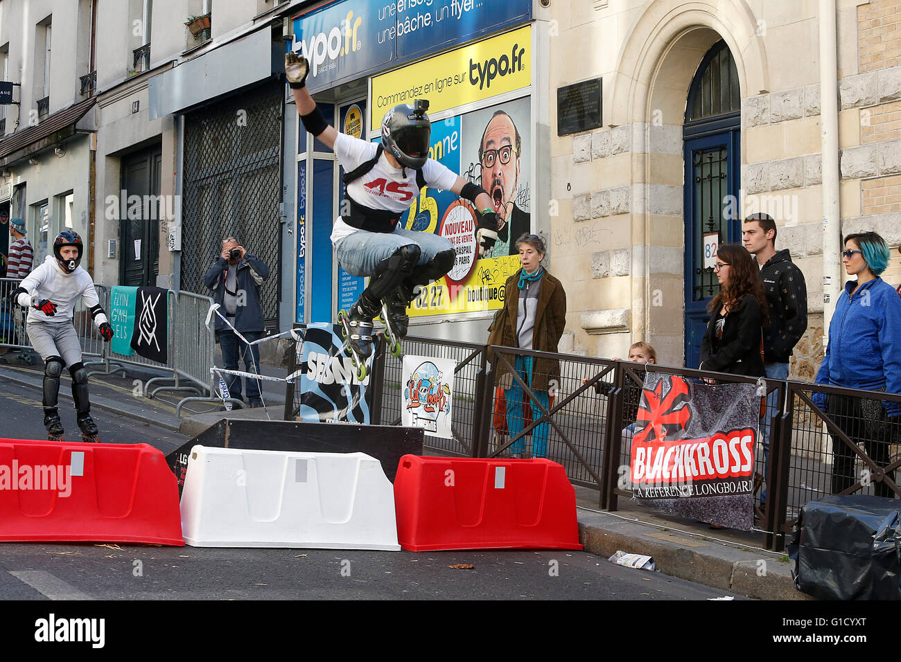 Compétition de patinage artistique sur la rue de Ménilmontant, Paris. La France. Banque D'Images