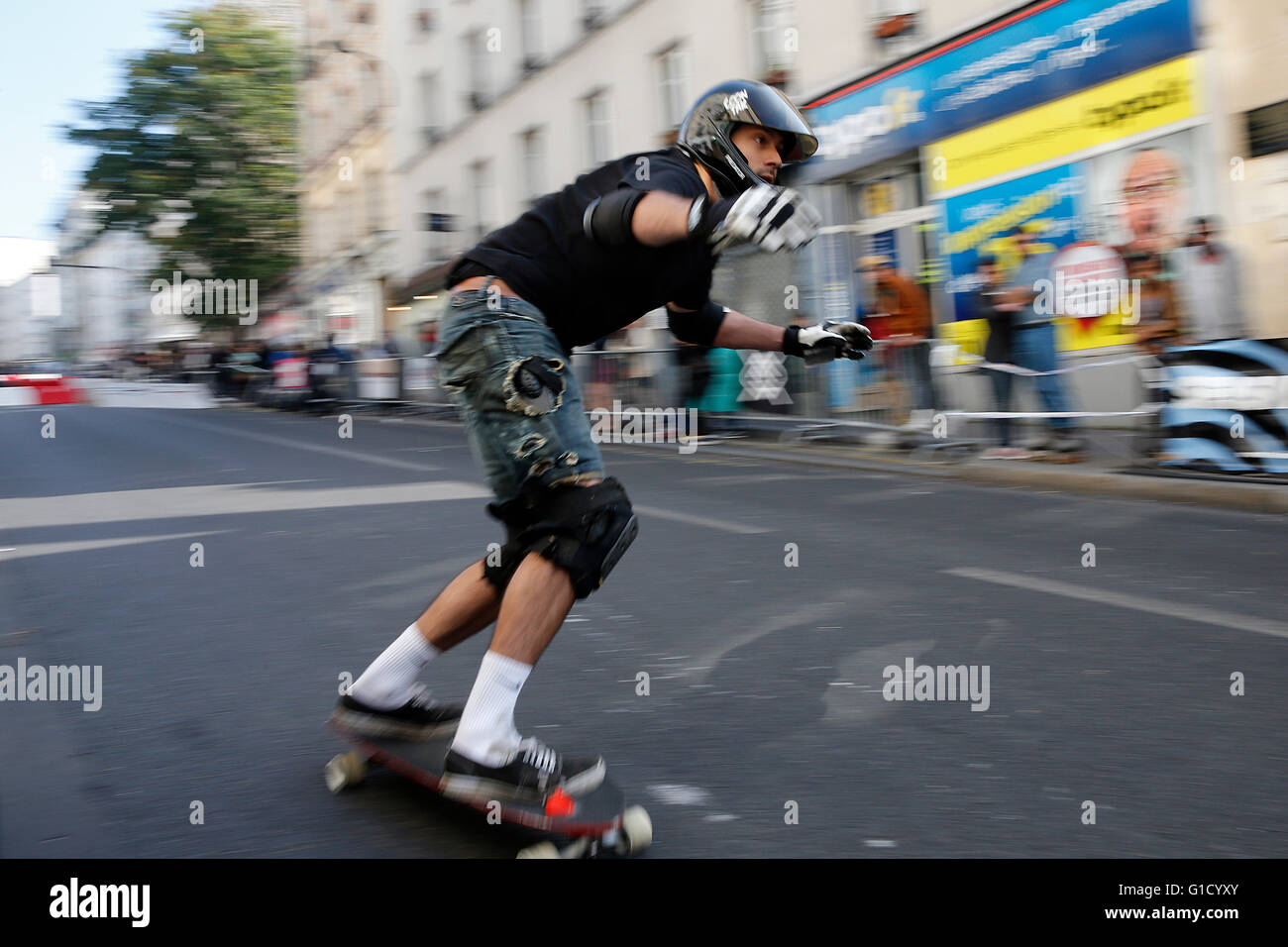 Compétition de patinage artistique sur la rue de Ménilmontant, Paris. La France. Banque D'Images