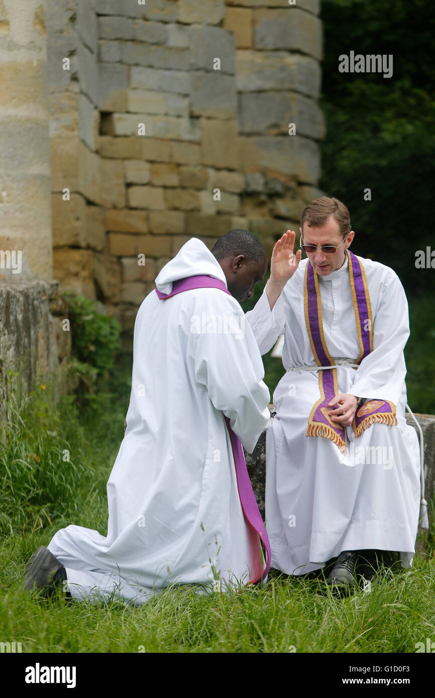 Des prêtres catholiques. La confession. Jambville. La France. Banque D'Images