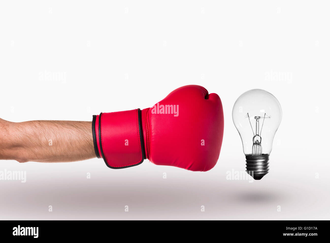 Gant de boxe et une lampe dans un même cadre. Banque D'Images