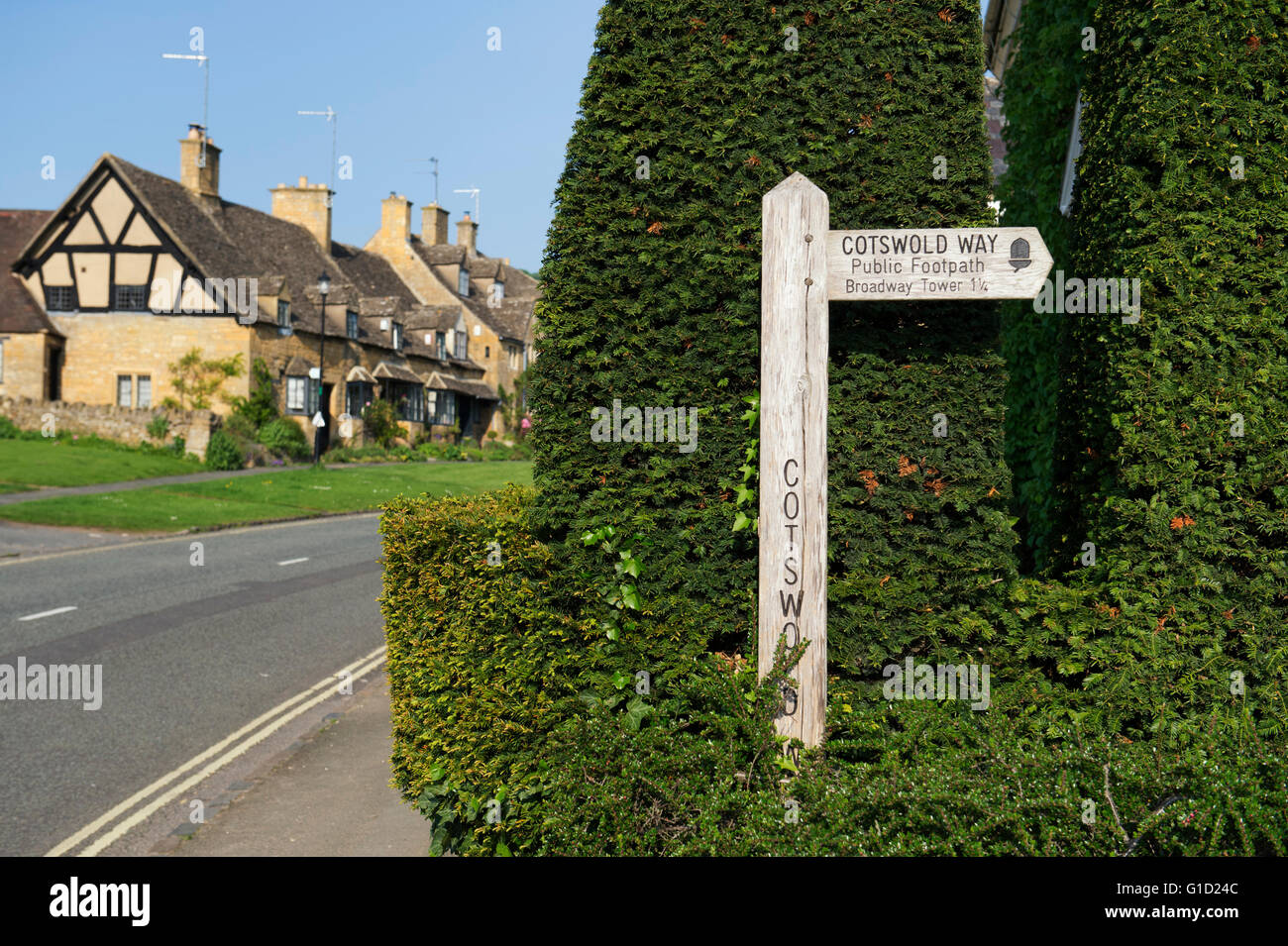 Cotswold Way panneau routier à Broadway, Cotswolds, Worcestershire, Angleterre. Banque D'Images