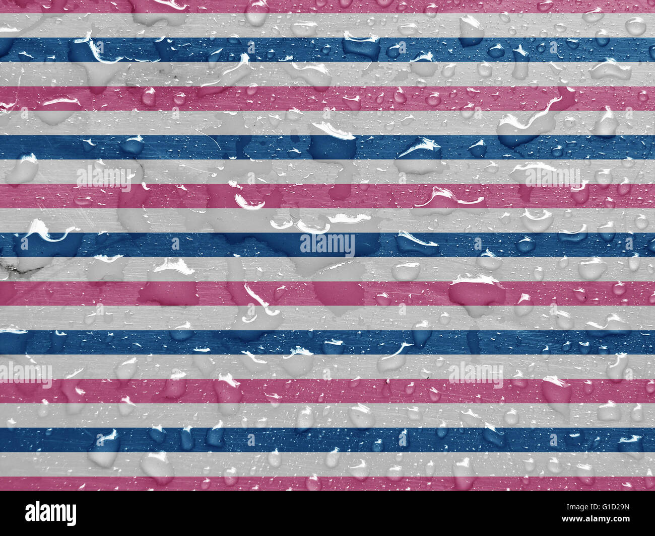 Gouttes d'eau sur bleu, blanc, rose rayé la surface métallique Banque D'Images