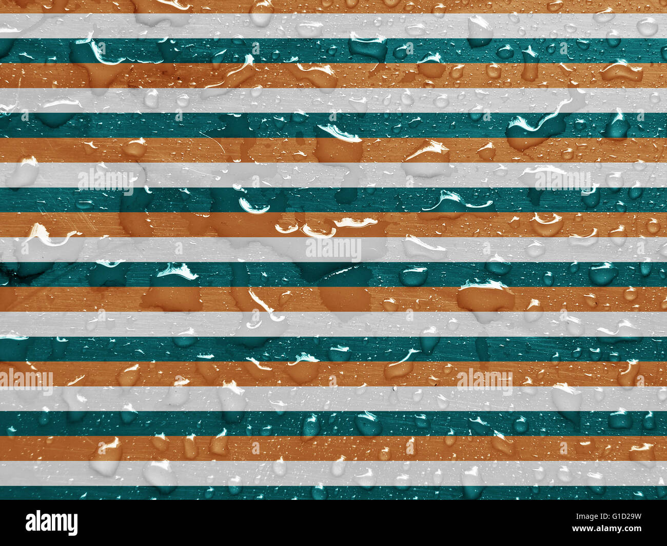 Gouttes d'eau sur bleu, blanc et orange la surface métallique Banque D'Images