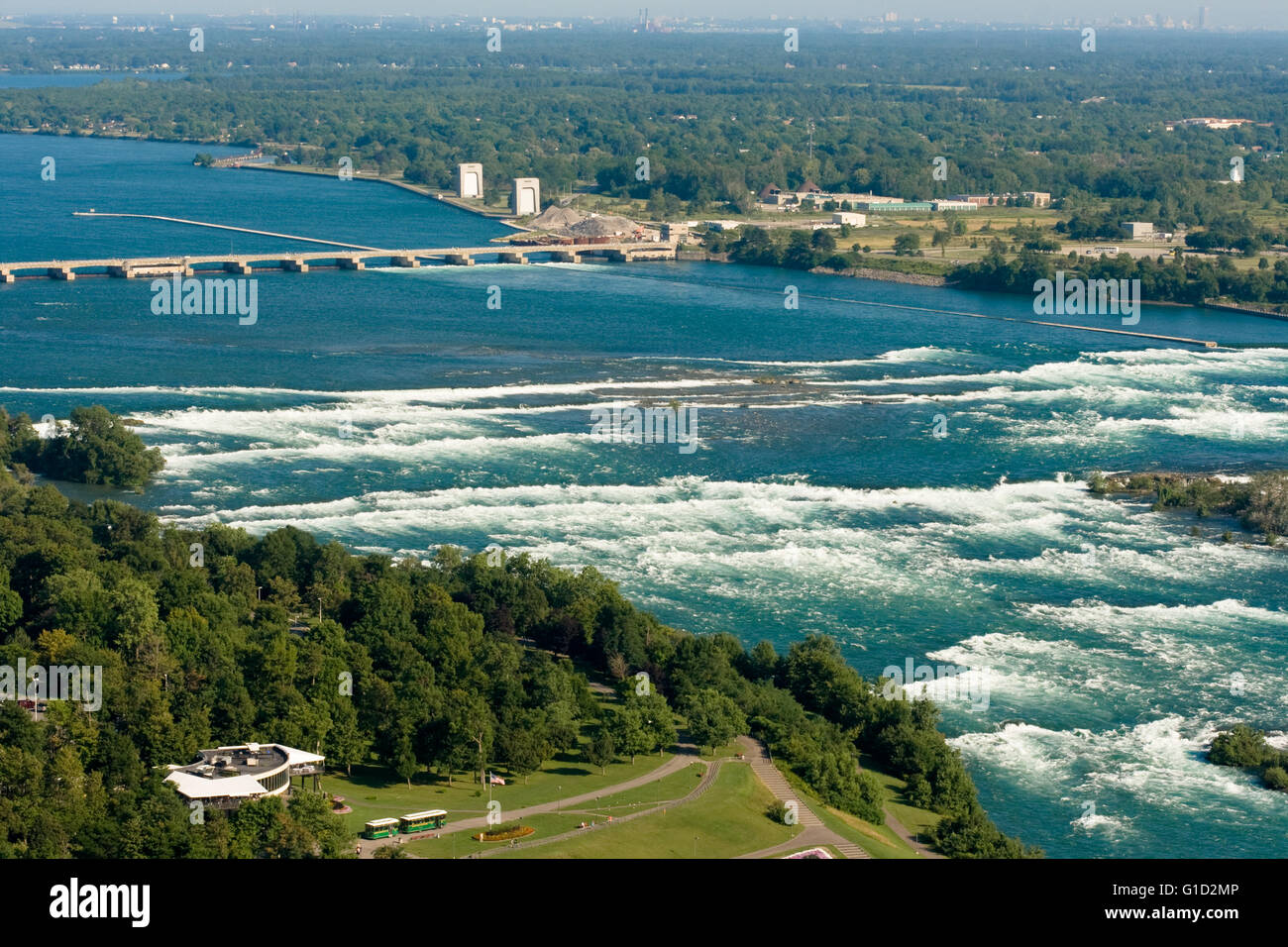 Le barrage de contrôle international sur la rivière Niagara, juste au-dessus des chutes Niagara. Banque D'Images