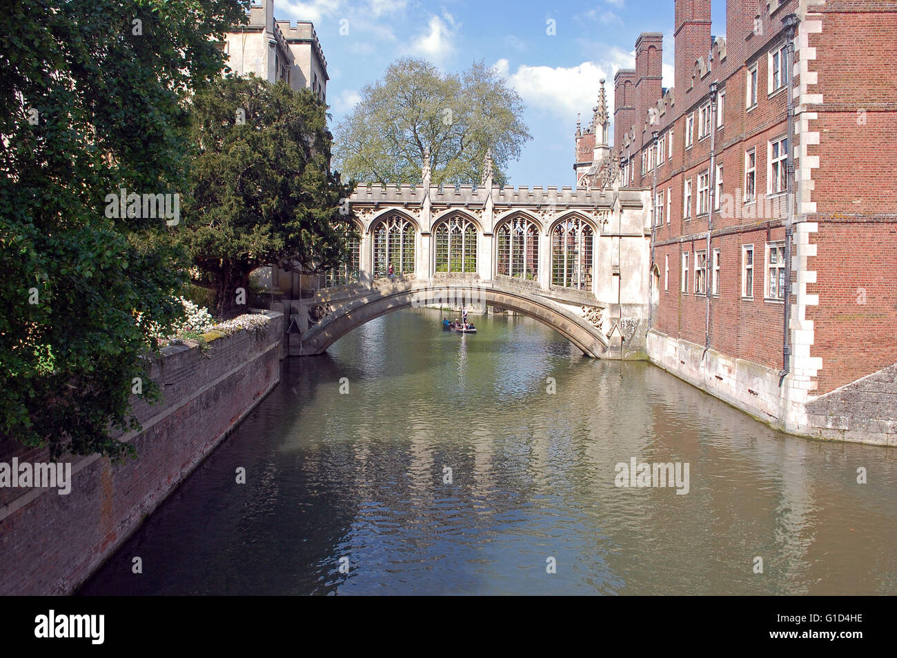Plates en passant sous le Pont des Soupirs au St John's College, Université de Cambridge, Angleterre, Royaume-Uni Banque D'Images